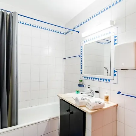Apartment In Praia Da Rocha With A-c, Terrace In *