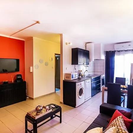 In Praia Da Rocha With A-c, Terrace In Apartment Portimão